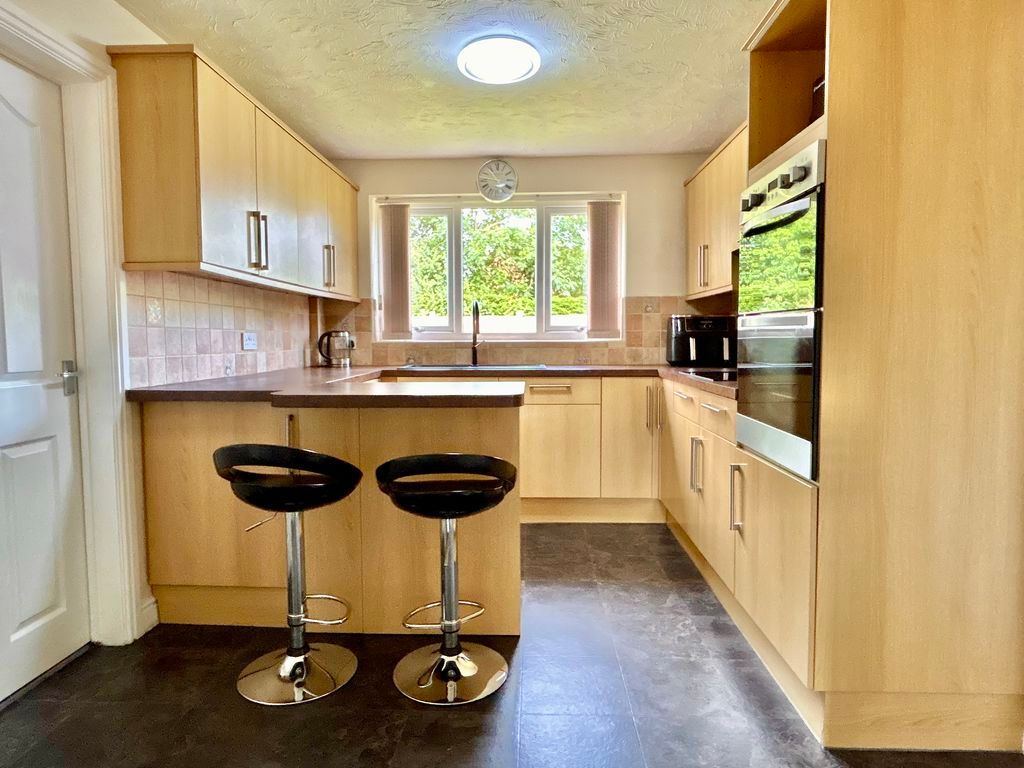 Property photo 3 of 21 Breakfast Kitchen