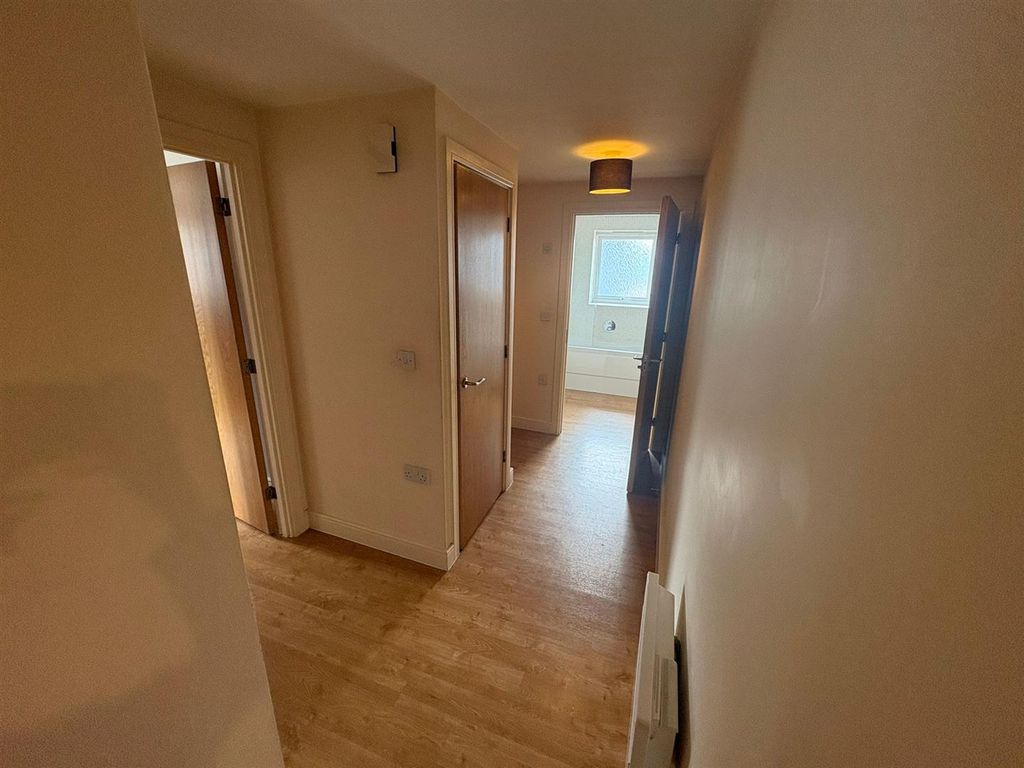 Property photo 2 of 10 Hall.Jpeg