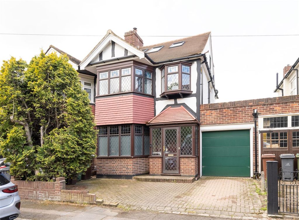 Property photo 1 of 30 Dean Gardens, E17