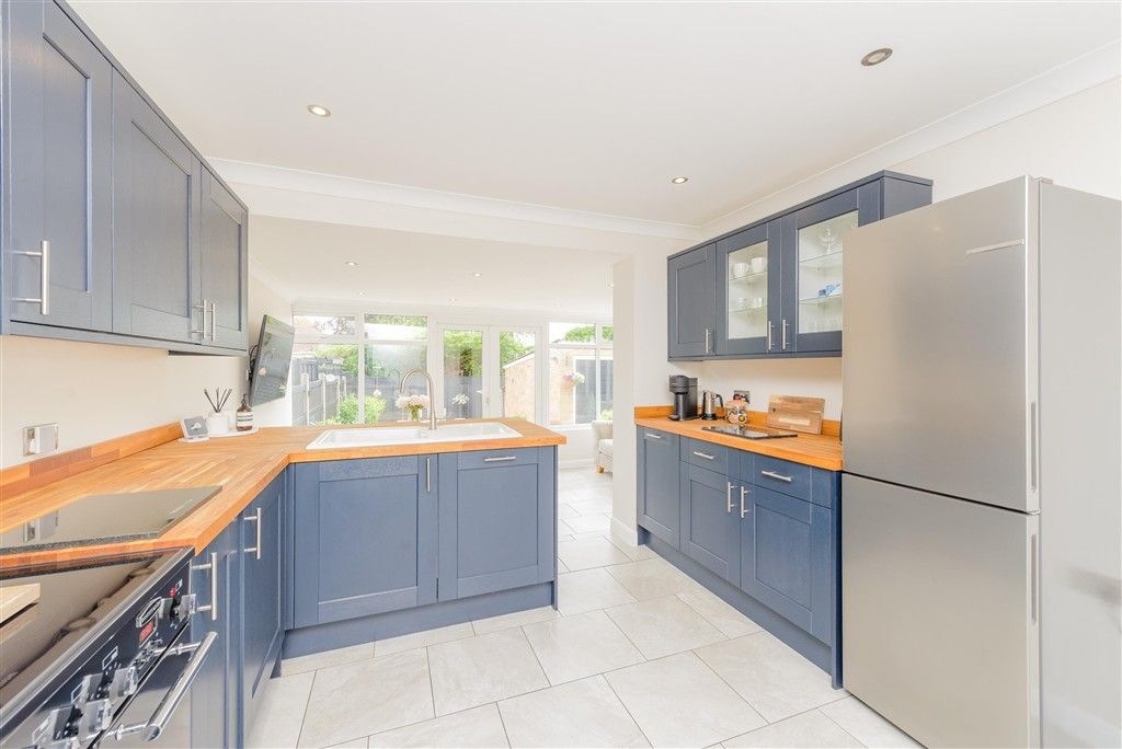 Property photo 3 of 10 Kitchen