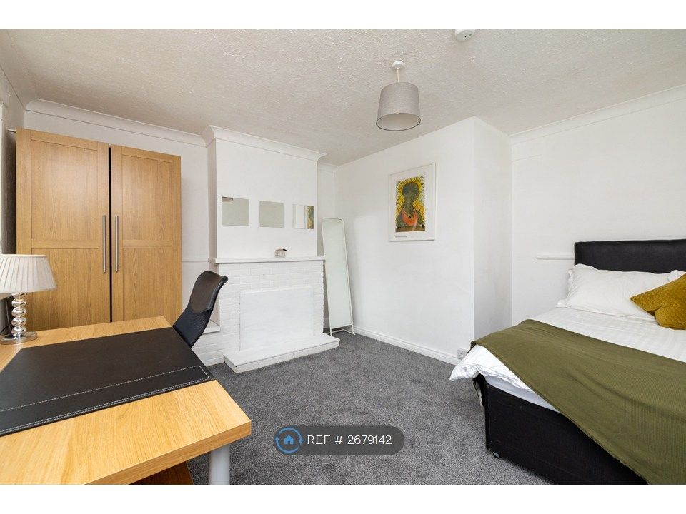 Property photo 2 of 18 Spacious Double Bedrooms