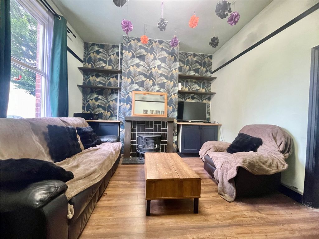 Property photo 3 of 12 Lounge