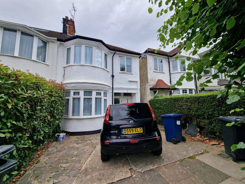 Property photo 1 of 8 A Ground Floor Recently Redecorated 1 Bedroom Flat With A Large Garden