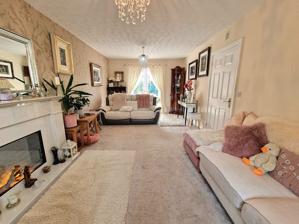 Property photo 3 of 16 Lounge