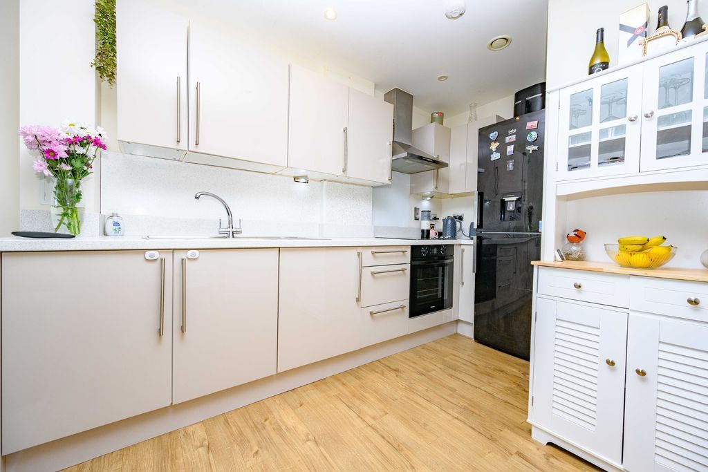 Property photo 3 of 11 Kitchen