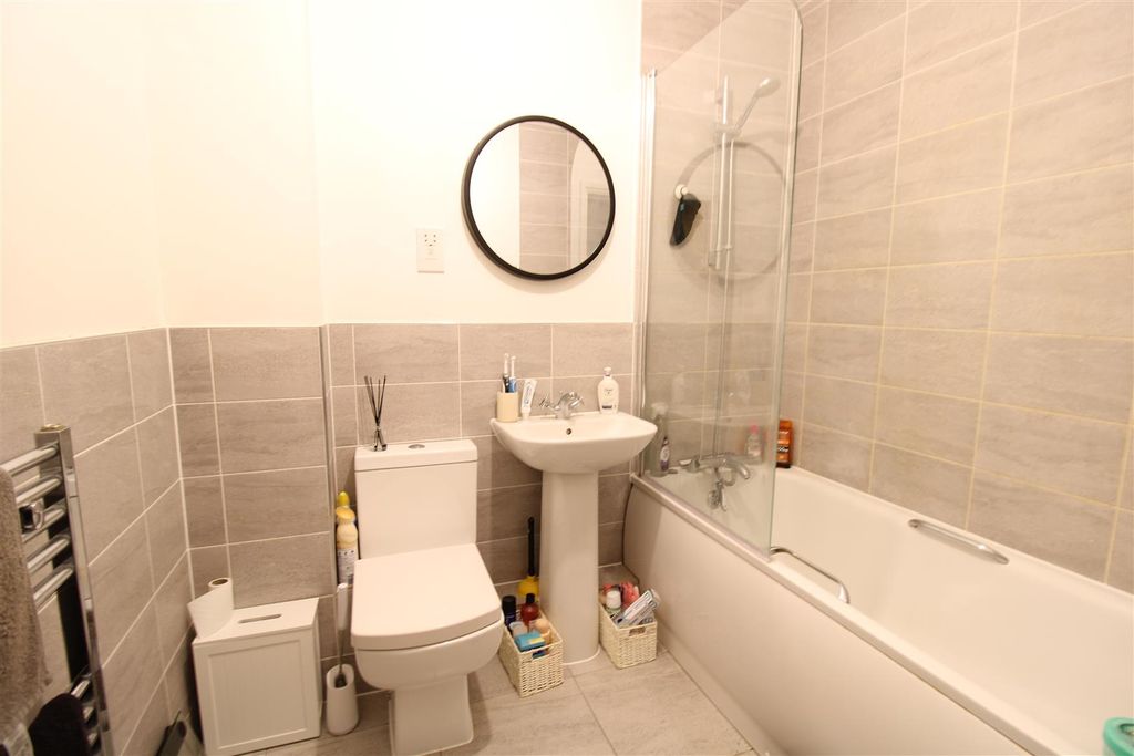 Property photo 3 of 8 Bathroom (Alto Id: 185489868)