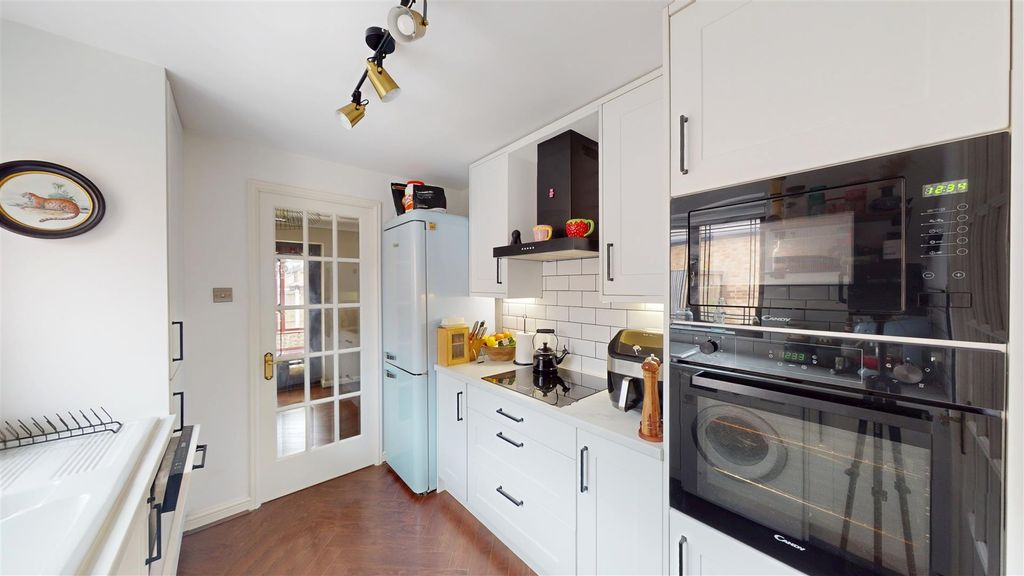 Property photo 2 of 12 Kitchen