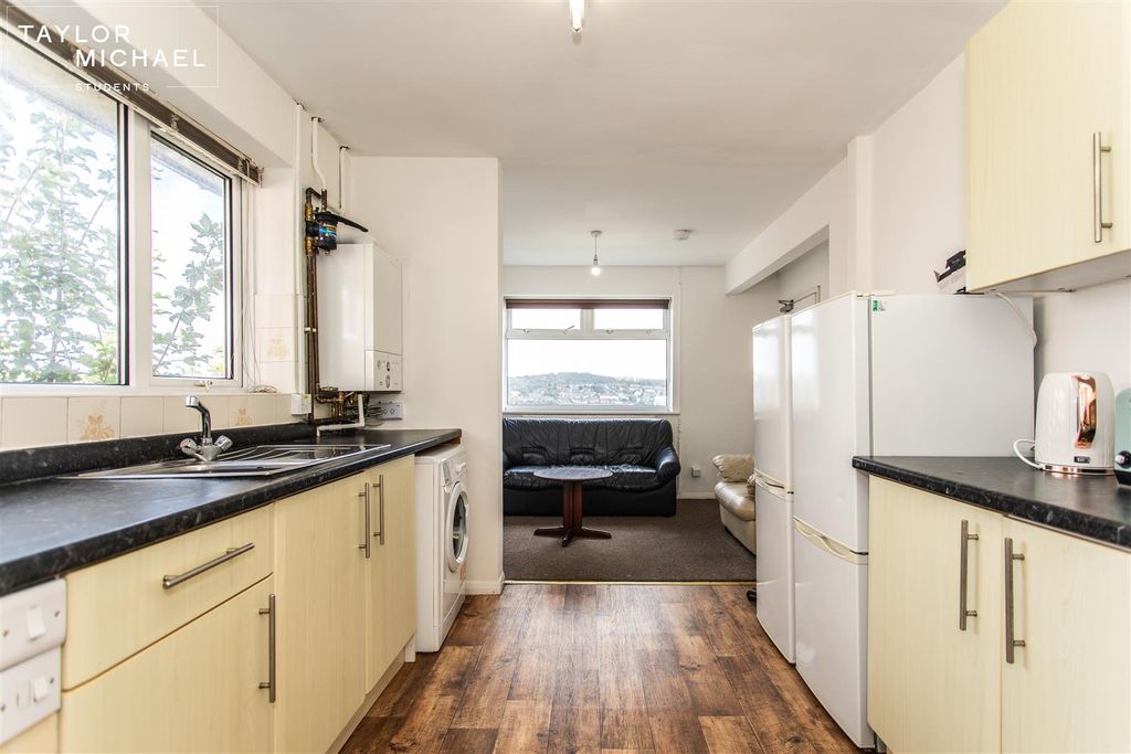 Property photo 2 of 21 Kitchen