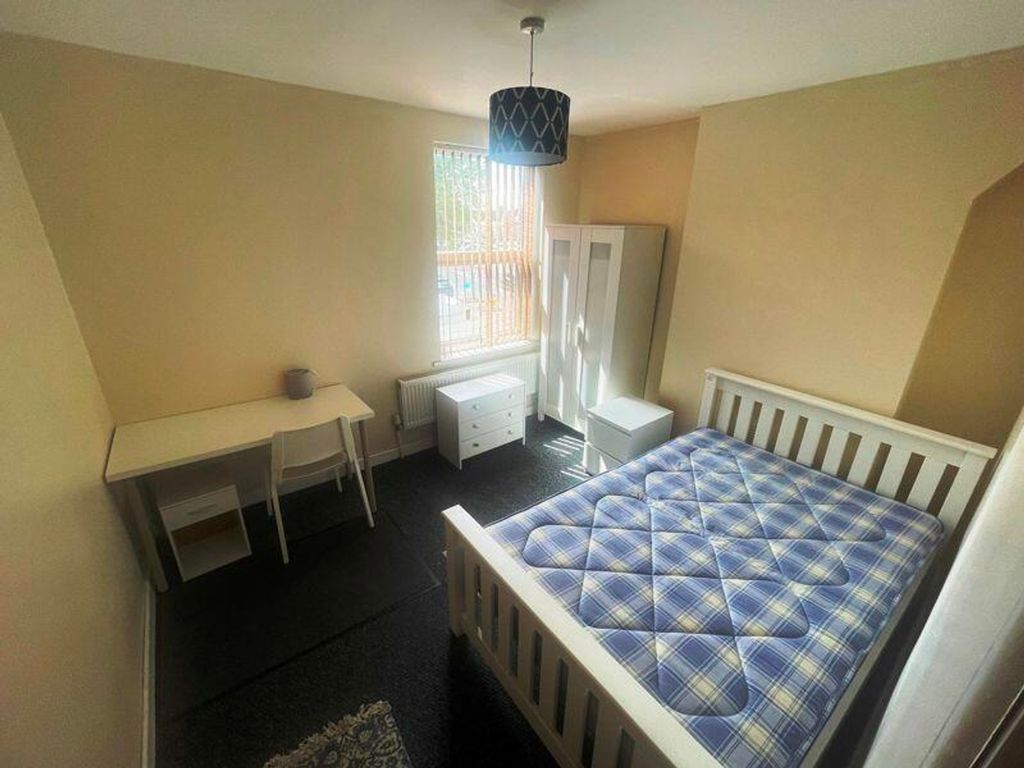 Property photo 2 of 6 A Cozy Double Bedroom Featuring A Comfortable Bed ...