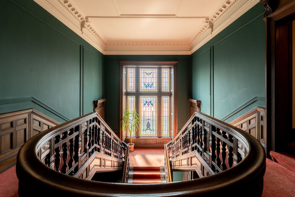 Property photo 2 of 32