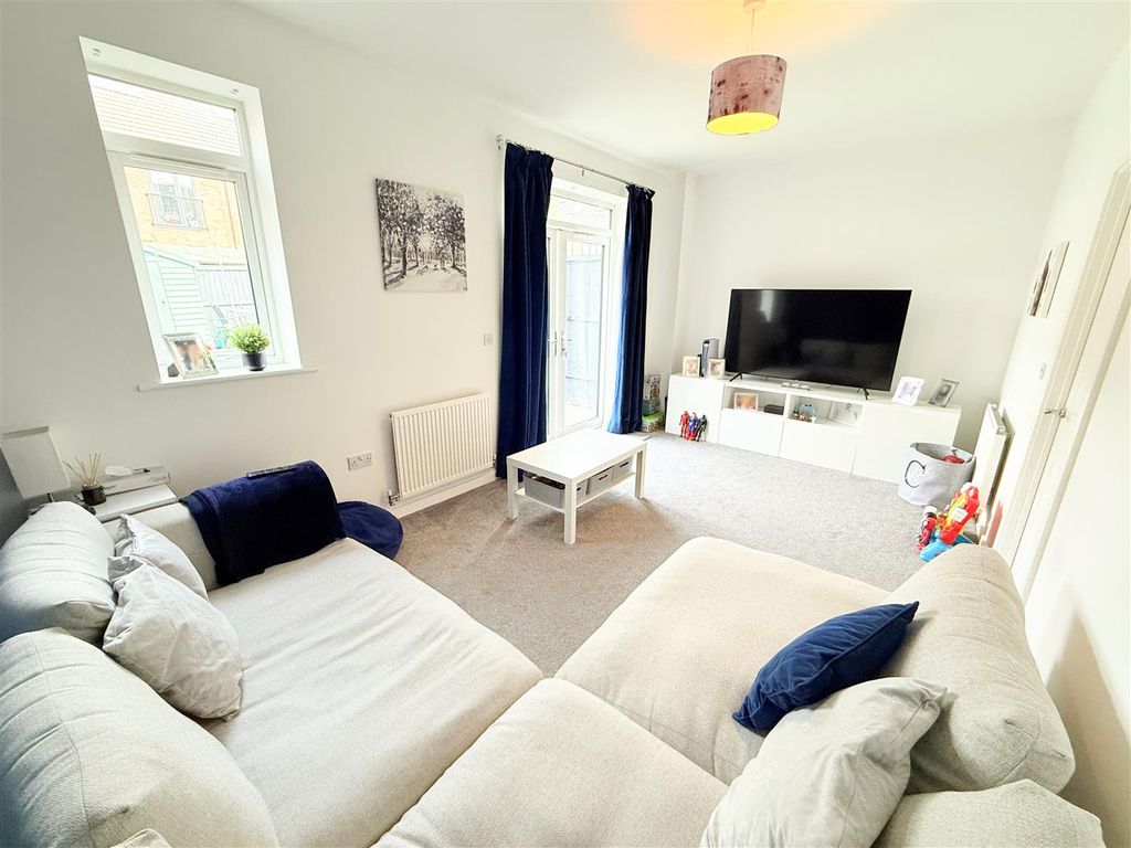 Property photo 3 of 11 Lounge