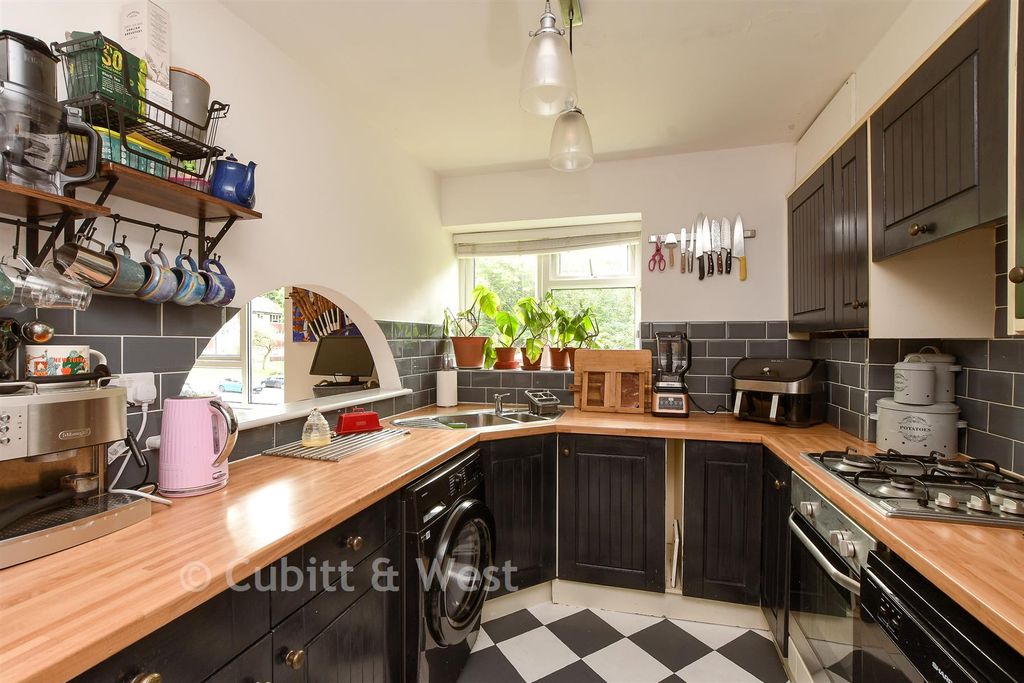 Property photo 3 of 9 Kitchen