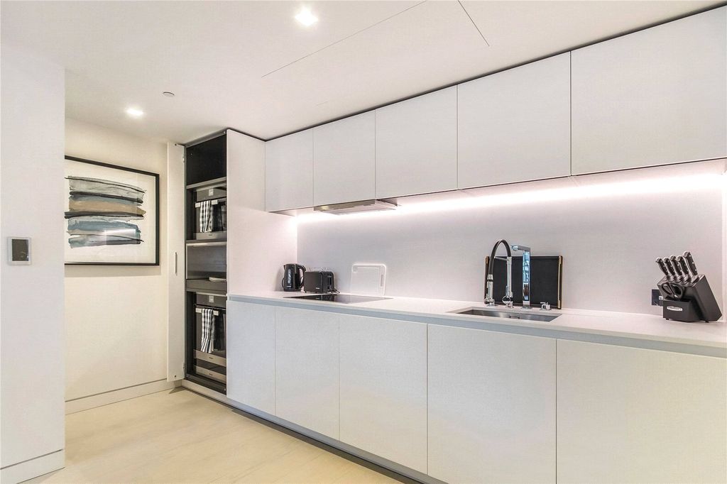 Property photo 3 of 23 36 Centre Point