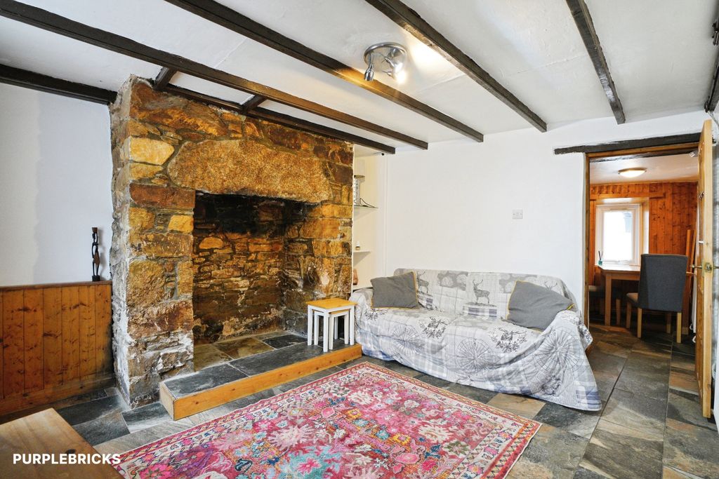 Property photo 3 of 19 Cottage Living Room