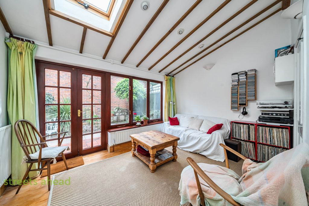 Property photo 2 of 21 c00Dd058-2Ceb-41F...