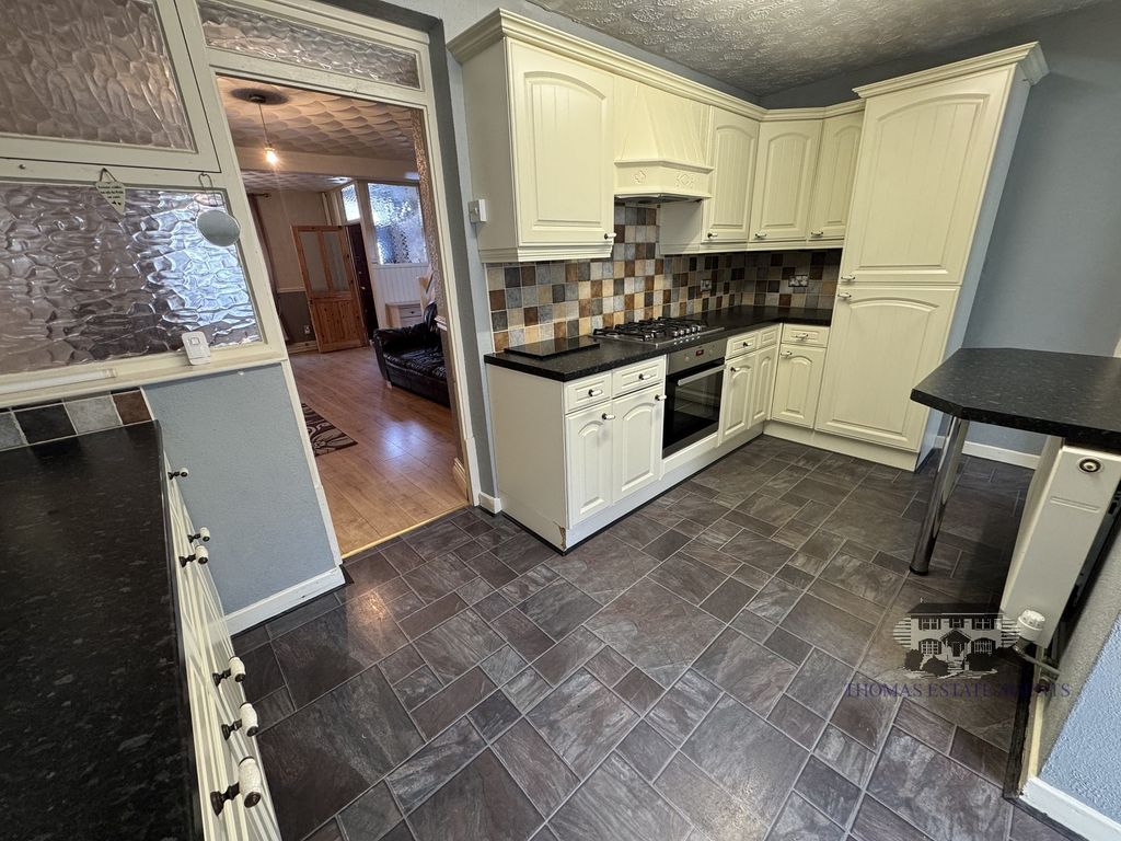 Property photo 3 of 14 Kitchen