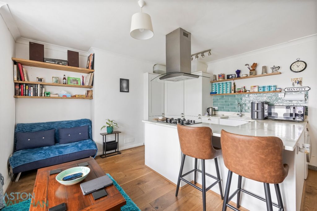 Property photo 2 of 16 4749042