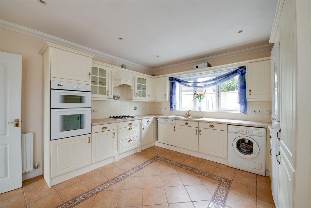 Property photo 2 of 12 Kitchen.