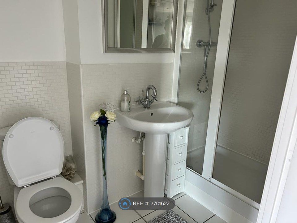 Property photo 3 of 12 Ensuite