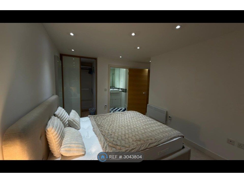 Property photo 1 of 12 Primary Bedroom, With Ensuite & Kingsize Mattress