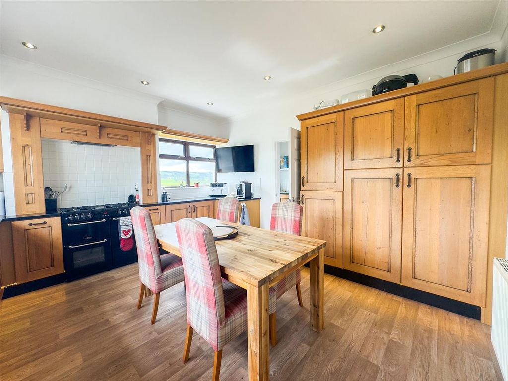 Property photo 3 of 30 Dining Kitchen
