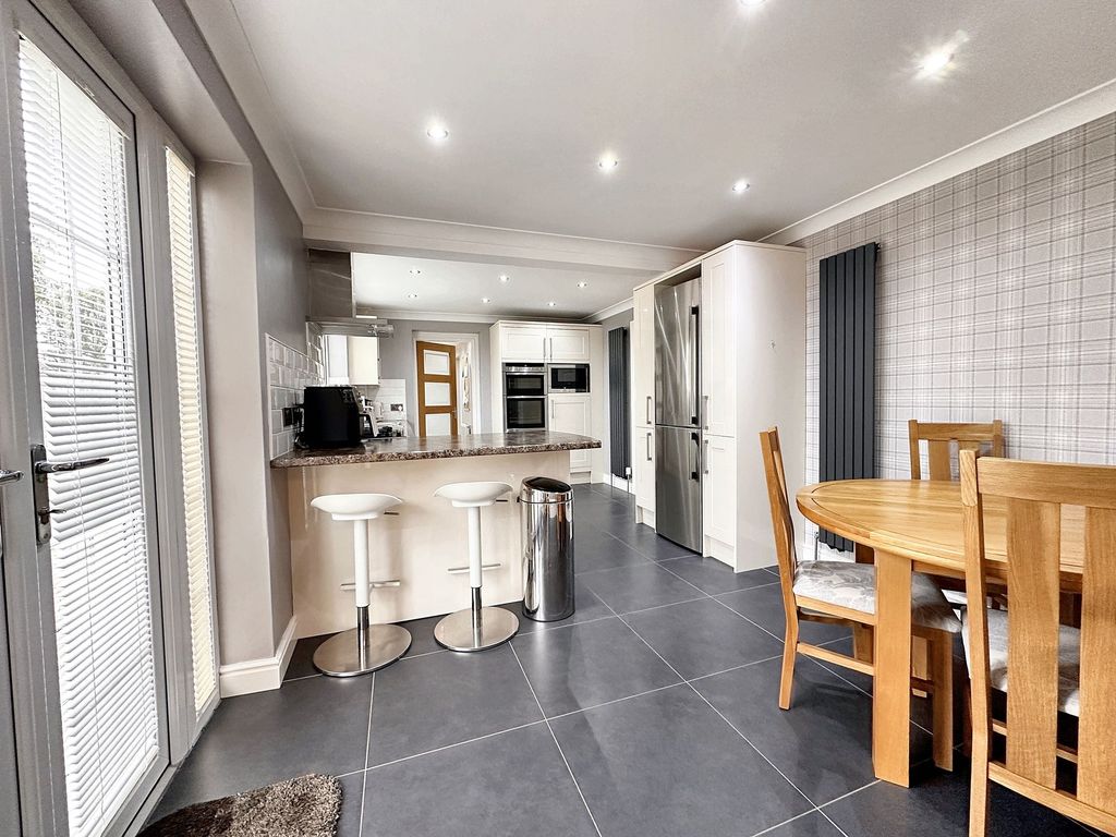 Property photo 3 of 18 Dining Kitchen