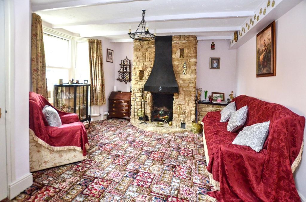 Property photo 3 of 22 Lounge