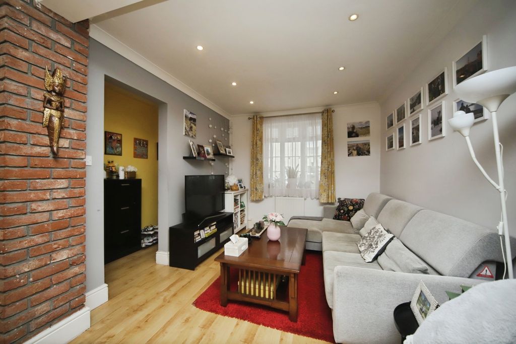 Property photo 2 of 17 Photo
