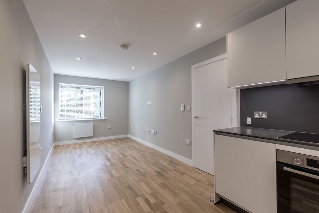 Property photo 3 of 21 Living_Room