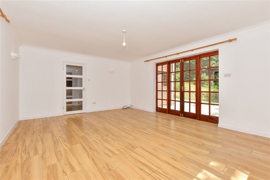 Property photo 1 of 16 Lounge