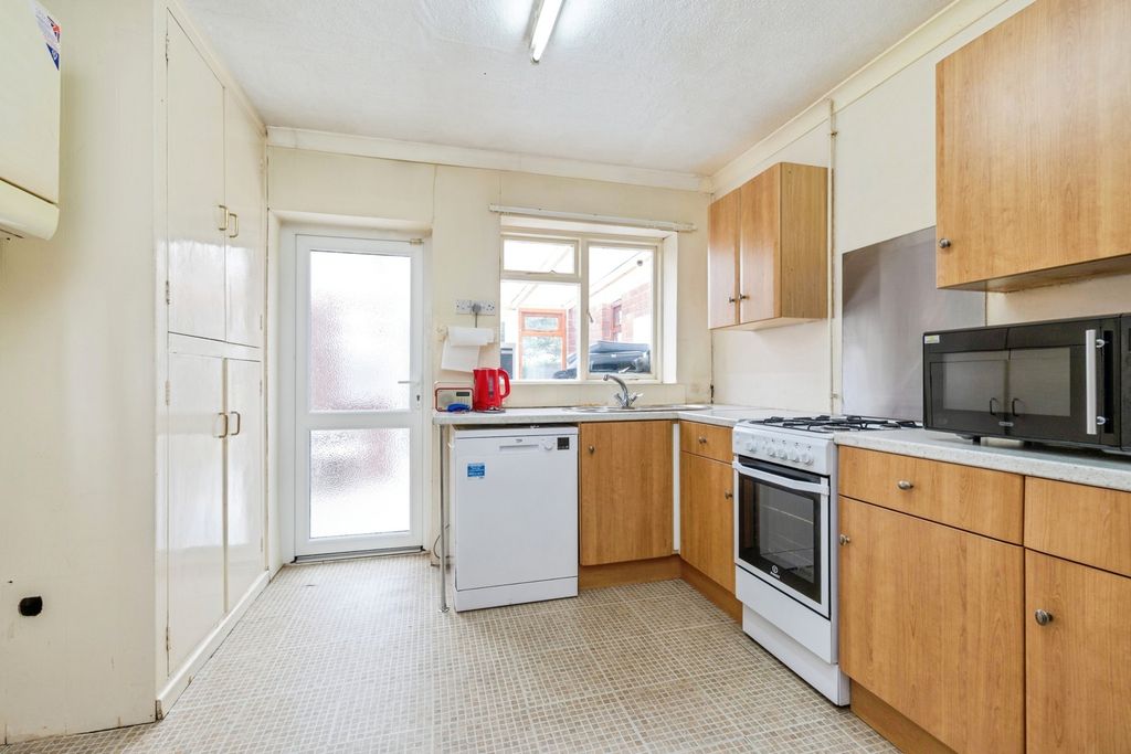 Property photo 3 of 8 Kitchen