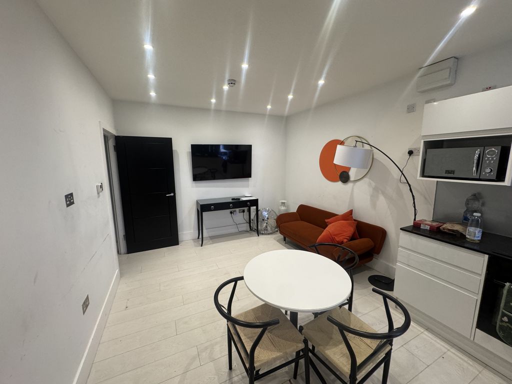 Property photo 1 of 7 2 Bed Flat To Rent - Southall Ub1