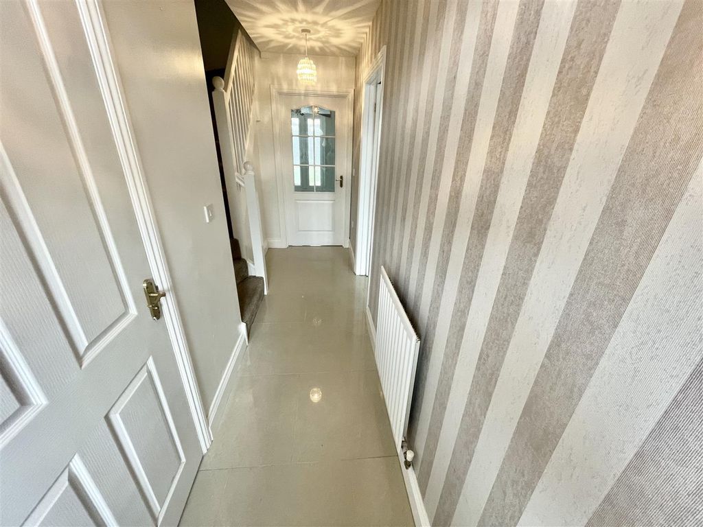 Property photo 2 of 11 Hall