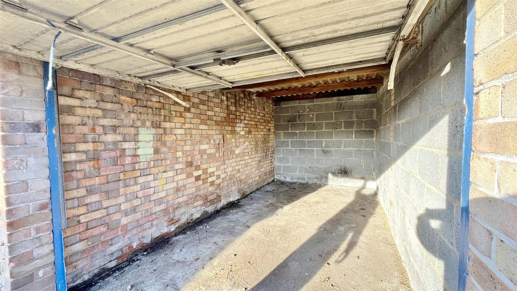 Property photo 2 of 6 Garage