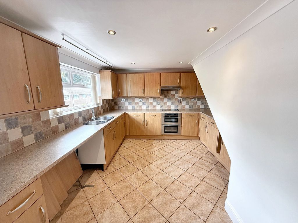 Property photo 3 of 17 Kitchen