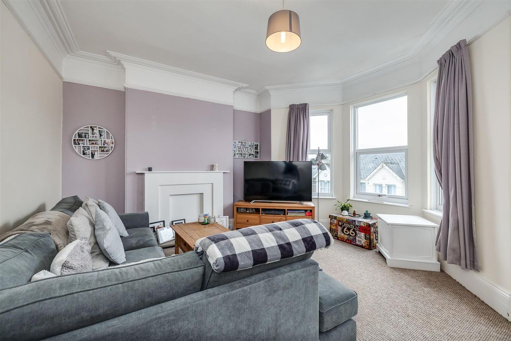 Property photo 2 of 9 Lounge