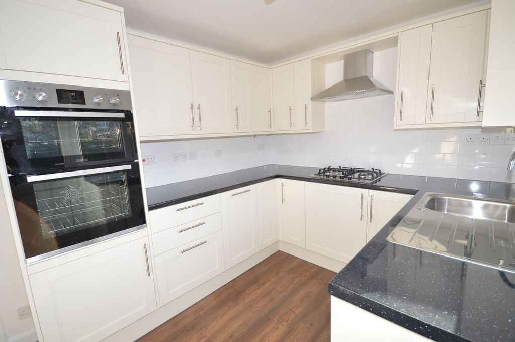 Property photo 3 of 8 Kitchen
