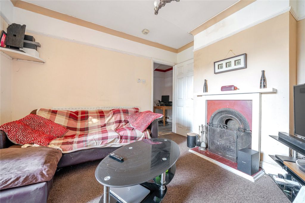 Property photo 3 of 18 Lounge