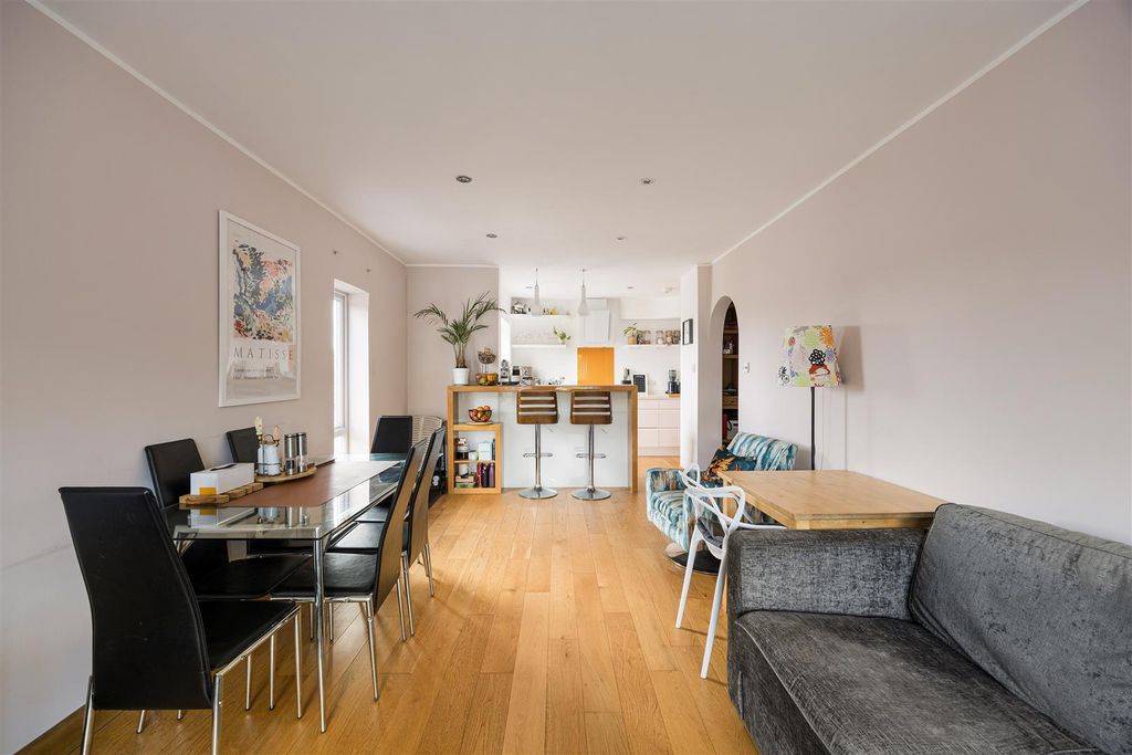 Property photo 2 of 18 Diana Close, E18
