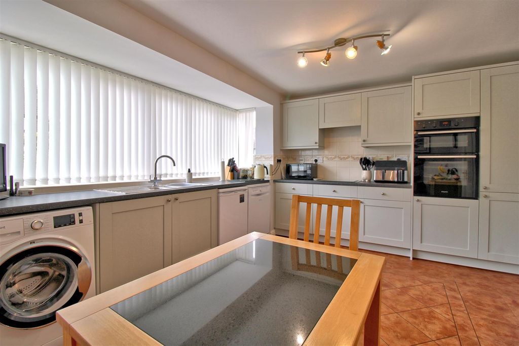 Property photo 2 of 25 Kitchen