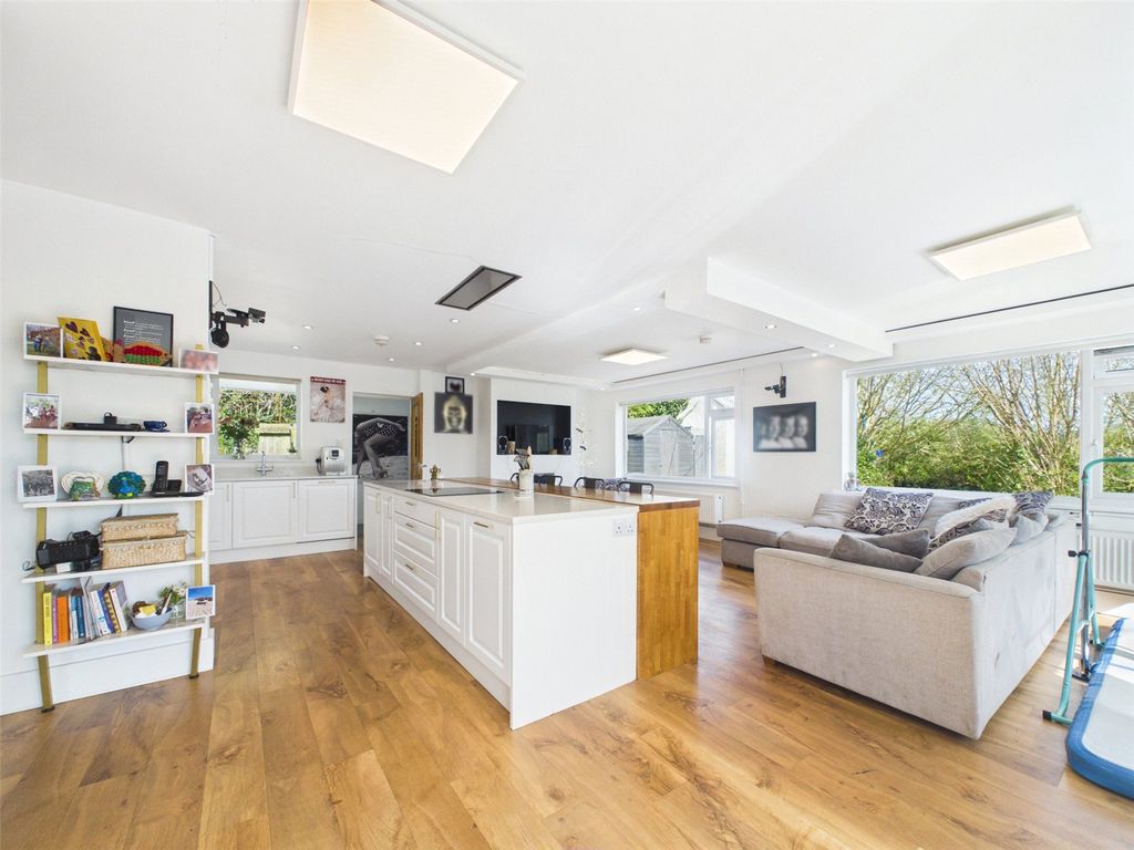 Property photo 2 of 18 Picture No. 12