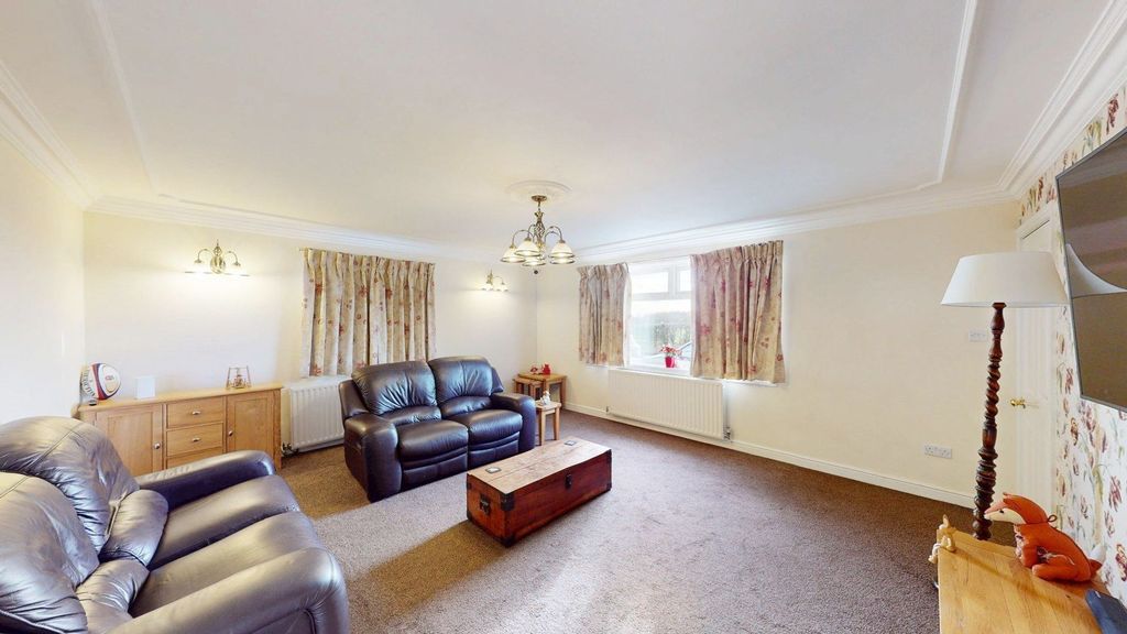 Property photo 3 of 24 Lounge