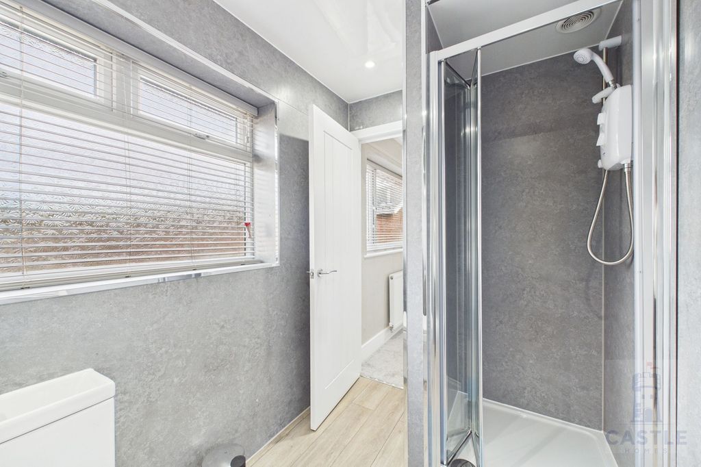 Property photo 2 of 7 Ensuite Room 4