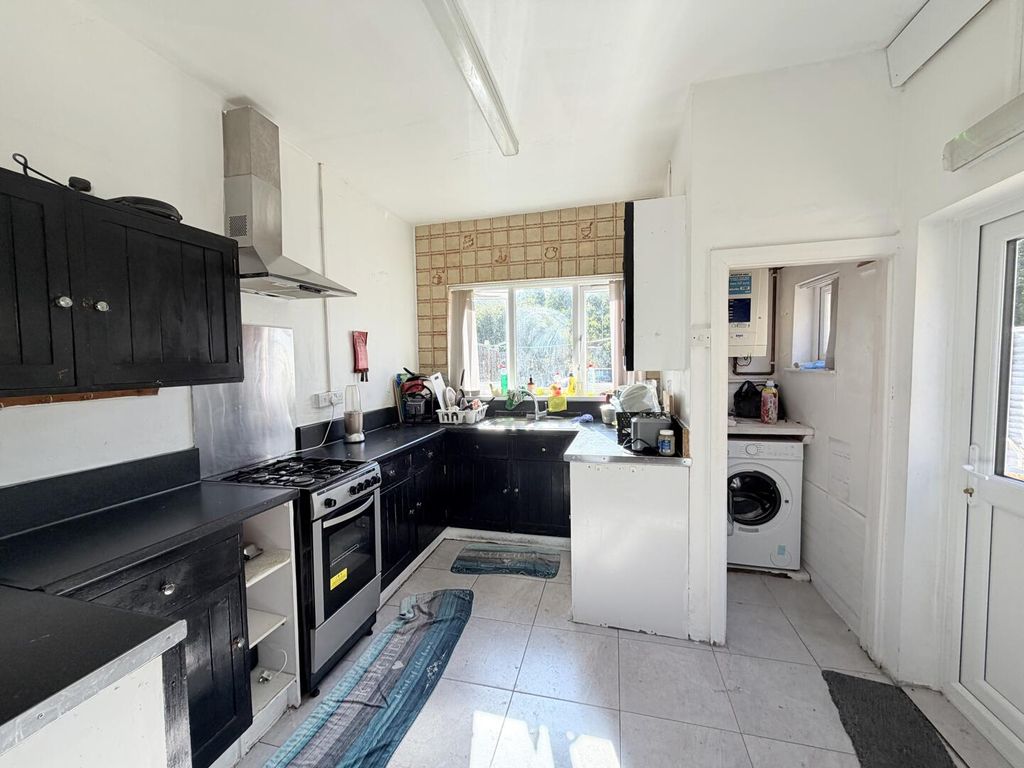 Property photo 2 of 7 Kitchen