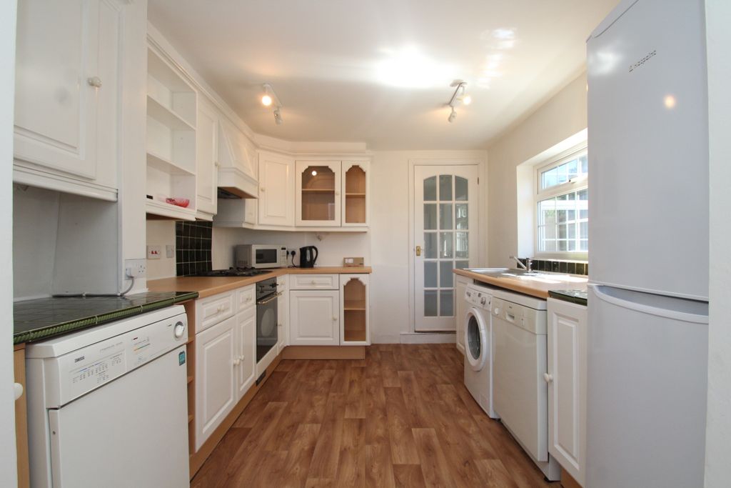 Property photo 2 of 8 Kitchen