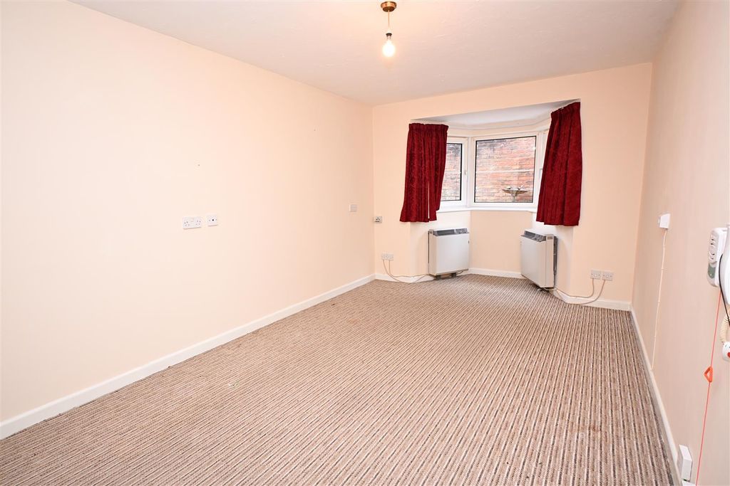 Property photo 2 of 13 Lounge/ Dining Area