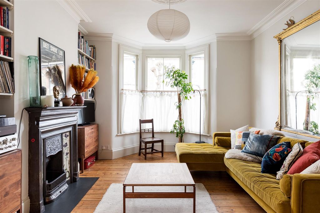 Property photo 2 of 48 Warwick Road, E15