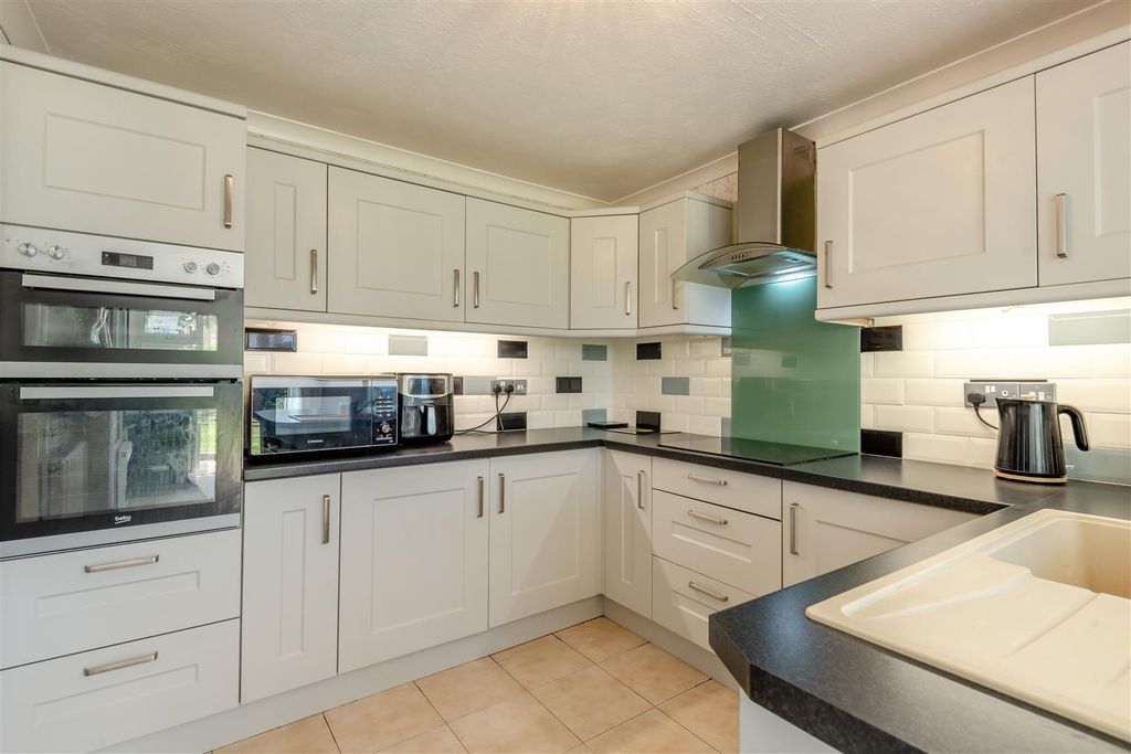 Property photo 3 of 21 8694920-Interior15.Jpg