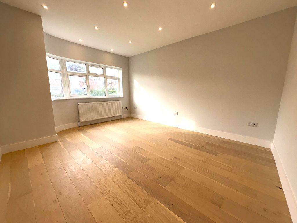 Property photo 3 of 10 28Howberryroadrec1