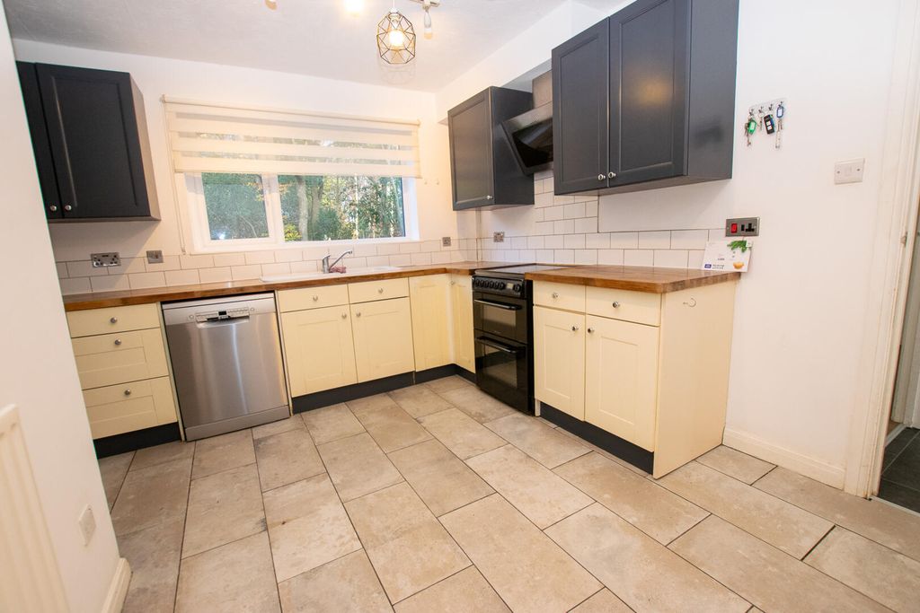 Property photo 3 of 23 Kitchen